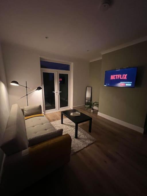 Whole House Modern Two Bedroom In Newcastle - Free Parking Buitenkant foto